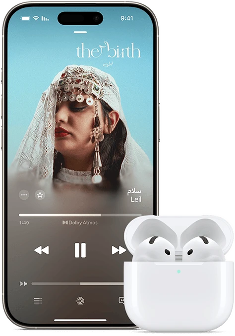 جهاز iPhone بجانب سماعات AirPods&nbsp;Pro موضوعة داخل علبة شحن، والعلبة مفتوحة‏