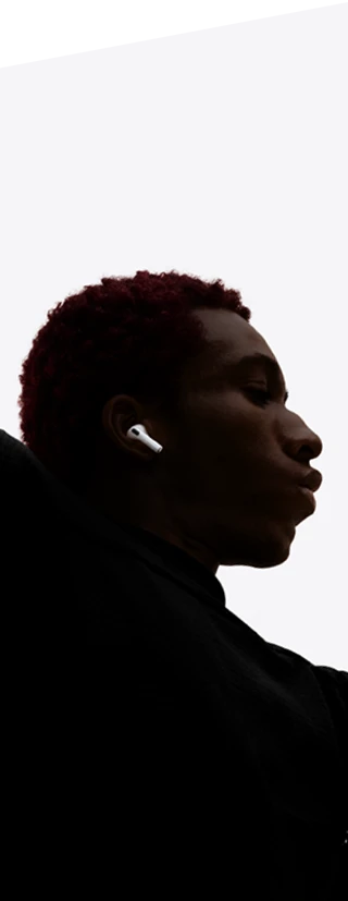 ‏‏AirPods&nbsp;Pro&nbsp;3 موضوعة في أذن شخص يرقص
