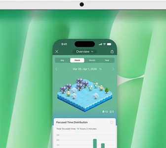 عرض توضيحي لميزة محاكاة iPhone.  شاشة iPhone تعرض تطبيق Uber Eats تمت محاكاته على iMac ويتم التحكم فيه منه. 