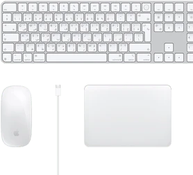 لقطة علوية لمكتب عليه اكسسوارات تشمل ماجيك ماوس وكابل USB-C ولوحة تعقب ماجيك ولوحة مفاتيح ماجيك رقمية