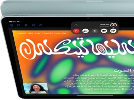 جهاز iPad&nbsp;Air بكاميرا 12MP&nbsp;Center&nbsp;Stage‏ يعرض مستخدماً في مكالمة فيس تايم، أمام موديل آخر لجهاز iPad&nbsp;Air يعرض الجانب الخلفي الخارجي والكاميرا