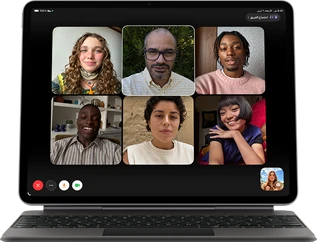 جهاز iPad&nbsp;Air، متصل بلوحة مفاتيح ماجيك، لون أسود، مكالمة فيس تايم جماعية على الشاشة