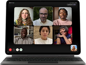 جهاز iPad&nbsp;Air، متصل بلوحة مفاتيح ماجيك، لون أسود، مكالمة فيس تايم جماعية على الشاشة