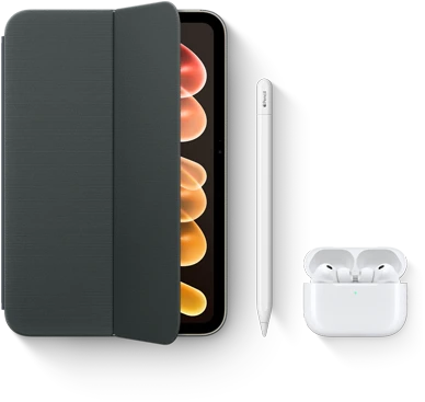 جهاز iPad&nbsp;mini معروض مع اكسسوارات متوافقة بما في ذلك المحفظة الذكية لجهاز iPad&nbsp;mini (بشريحة A20&nbsp;Pro)، وقلم Apple‏ USB‑C، وAirPods&nbsp;Pro&nbsp;3‏