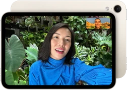 جهاز iPad&nbsp;mini، الجهة الأمامية، يعرض واجهة كاميرا أمامية 12MP Center Stage في الوضع الأفقي خلال مكالمة فيديو لشخص محاط بأوراق نباتات خضراء