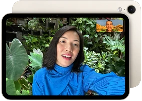 جهاز iPad&nbsp;mini، الجهة الأمامية، يعرض واجهة كاميرا أمامية 12MP Center Stage في الوضع الأفقي خلال مكالمة فيديو لشخص محاط بأوراق نباتات خضراء