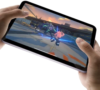 iPad&nbsp;mini تحمله يدا المستخدم في وضع أفقي ويُشغّل لعبة غنية برسومات الغرافيك