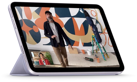 iPad&nbsp;mini معروض في وضع أفقي ومثبت على محفظة ذكية في وضعية مشاهدة.
تعرض الشاشة مكالمة فيس تايم مع نمط في الوسط