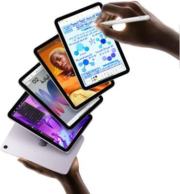 خمسة موديلات iPad&nbsp;mini معروضة لتشكل مروحة بين يدي المستخدم. يُظهر أحد الموديلات الكاميرا الخلفية، فيما تظهر الموديلات الأربعة الأخرى الواجهة الأمامية. ويظهر قلم&nbsp;Apple&nbsp;Pro أثناء استخدامه لتدوين الملاحظات