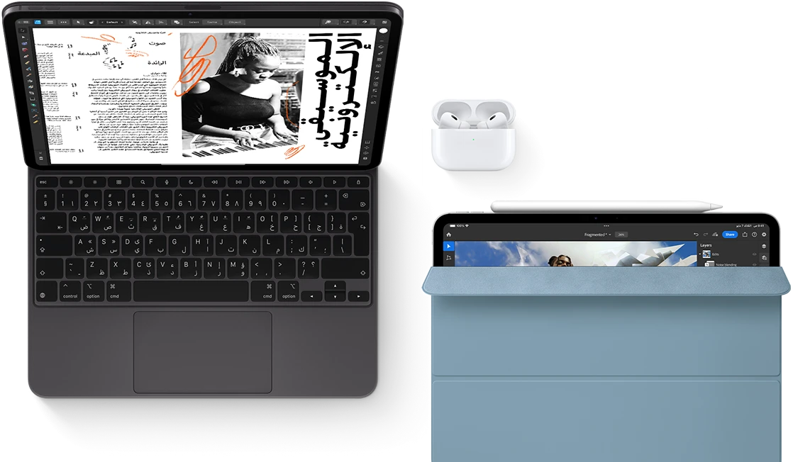 iPad&nbsp;Pro مع لوحة مفاتيح ماجيك وAirpods&nbsp;Pro. iPad آخر مع قلم&nbsp;Apple والمحفظة الذكية