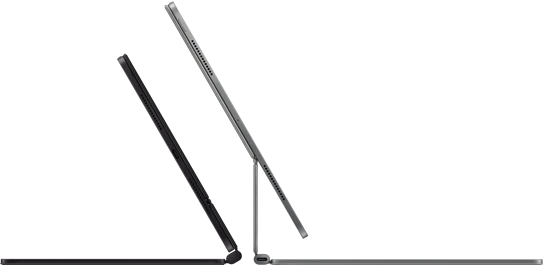 اثنتان من لوحات مفاتيح ماجيك متصلتان بجهاز iPad&nbsp;Pro ومعروضتان ظهراً لظهر باللونين الأسود الفلكي والفضي
