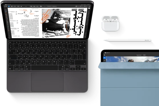 جهاز iPad Pro مثبّت بلوحة مفاتيح ماجيك، الجزء الأمامي الخارجي، لون أسود فلكي، زوايا مدورة، إطار شاشة أسود، مفتوح، شاشة تعرض تطبيق تعديل مقالات مع نصوص وصورة امرأة تعزف الموسيقى، سماعات Airpods 4 في علبة مفتوحة، محفظة ذكية باللون الأزرق مثبّتة على iPad Pro مع قلم Apple Pro موضوع أعلى الجهاز، المحفظة مفتوحة جزئياً وتكشف عن الشاشة