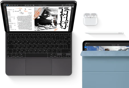 جهاز iPad Pro مثبّت بلوحة مفاتيح ماجيك، الجزء الأمامي الخارجي، لون أسود فلكي، زوايا مدورة، إطار شاشة أسود، مفتوح، شاشة تعرض تطبيق تعديل مقالات مع نصوص وصورة امرأة تعزف الموسيقى، سماعات Airpods 4 في علبة مفتوحة، محفظة ذكية باللون الأزرق مثبّتة على iPad Pro مع قلم Apple Pro موضوع أعلى الجهاز، المحفظة مفتوحة جزئياً وتكشف عن الشاشة