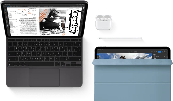 جهاز iPad Pro مثبّت بلوحة مفاتيح ماجيك، الجزء الأمامي الخارجي، لون أسود فلكي، زوايا مدورة، إطار شاشة أسود، مفتوح، شاشة تعرض تطبيق تعديل مقالات مع نصوص وصورة امرأة تعزف الموسيقى، سماعات Airpods 4 في علبة مفتوحة، محفظة ذكية باللون الأزرق مثبّتة على iPad Pro مع قلم Apple Pro موضوع أعلى الجهاز، المحفظة مفتوحة جزئياً وتكشف عن الشاشة