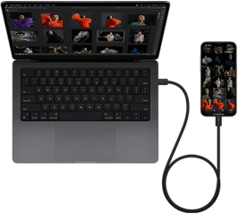 iPhone&nbsp;15&nbsp;Pro&nbsp;Max متصل بجهاز MacBook&nbsp;Pro مقاس 14&nbsp;إنش بواسطة USB-C‏