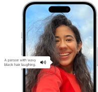 iPhone&nbsp;15 يعرض ميزة التعليق الصوتي وهي تعلن معلومات الصورة 
