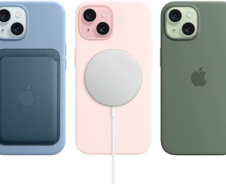 iPhone&nbsp;15 يعرض حافظة iPhone&nbsp;15 من السيليكون مع MagSafe، ومحفظة من نسيج محبوك مع MagSafe، وشاحن MagSafe، وبطارية MagSafe الخارجية.