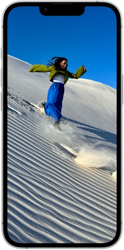 أشخاص يسيرون على كثبان رملية معروضون على شاشة ريتنا&nbsp;سوبر&nbsp;XDR لجهاز iPhone&nbsp;16e‏