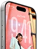 iPhone&nbsp;17&nbsp;Pro، الجزء الأمامي الخارجي، يعرض شاشة القفل لنظام iOS&nbsp;26، ميزة Dynamic&nbsp;Island في الأعلى، زر الإجراءات، زرّا ضبط مستوى الصوت