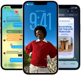 ثلاثة أجهزة iPhone&nbsp;17e تعرض تطبيق الرسائل بتصميم Liquid&nbsp;Glass، وشاشة قفل ديناميكية، والذكاء المرئي قيد الاستخدام