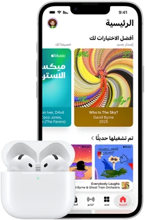 جهاز iPhone&nbsp;17e، الجانب الخارجي الأمامي، تطبيق Apple&nbsp;Music مفتوح على الشاشة الرئيسية، بجانب AirPods&nbsp;Pro&nbsp;3 في علبة شحن&nbsp;MagSafe مفتوحة