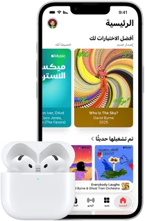جهاز iPhone&nbsp;17e، الجانب الخارجي الأمامي، تطبيق Apple&nbsp;Music مفتوح على الشاشة الرئيسية، بجانب AirPods&nbsp;Pro&nbsp;3 في علبة شحن&nbsp;MagSafe مفتوحة