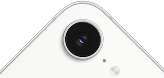 جهاز iPhone&nbsp;17e، جزء من الجانب الخارجي الخلفي، لون أبيض، كاميرا&nbsp;Fusion في الأعلى