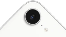 جهاز iPhone&nbsp;17e، جزء من الجانب الخارجي الخلفي، لون أبيض، كاميرا&nbsp;Fusion في الأعلى