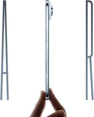 إصبعا الإبهام والسبابة يمسكان بجهاز iPhone&nbsp;Air، الجزء الجانبي الخارجي، لون أزرق سماوي، تصميم نحيف للغاية، نظام كاميرا Fusion، الأزرار: الزر الجانبي، وزر التحكم في الكاميرا