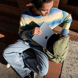 صورة أمامية لشخص يضع جهاز MacBook&nbsp;Air مقاس 15&nbsp;إنش وهو مغلق داخل الحقيبة