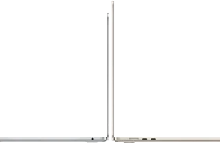 صورة جانبية لجهاز MacBook&nbsp;Air موديل 13&nbsp;إنش وموديل 15&nbsp;إنش باللون الفضي ولون ضوء النجوم مفتوحين ومتواجهين من الخلف
