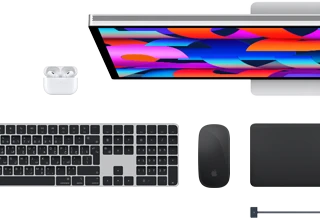 اكسسوارات Mac: سماعات AirPods، وشاشة Studio Display، ولوحة مفاتيح ماجيك، وماجيك ماوس، ولوحة تعقب ماجيك، وكابل شحن MagSafe بلون سماء الليل