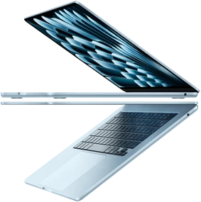 اثنان من أجهزة لابتوب MacBook Air باللون الأزرق السماوي مفتوحان على شكل سهم، فتبرز نحافة التصميم