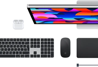 اكسسوارات Mac: سماعات&nbsp;AirPods، وشاشة&nbsp;Studio&nbsp;Display، ولوحة مفاتيح ماجيك، وماجيك ماوس، ولوحة تعقب ماجيك، وكابل شحن MagSafe‏