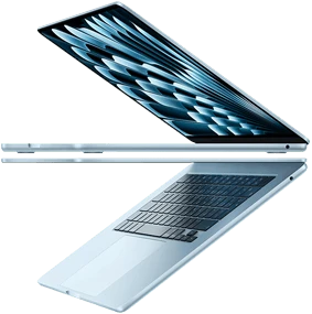 اثنان من أجهزة MacBook&nbsp;Air باللون الأزرق السماوي مفتوحان على شكل سهم، فتبرز نحافة التصميم