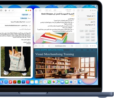 جهاز MacBook Neo، لون نيلي، شاشة تعرض صياغة إيميل ترحيبي لموظف جديد في متجر كتب، نوافذ متجانبة أخرى تشمل مستنداً في تطبيق الملاحظات عن برنامج تأهيل الموظف وموقعاً لبوابة موظفي متجر الكتب في سفاري