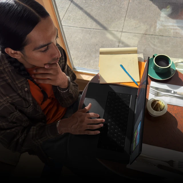 صورة لشخص يستخدم تطبيقات احترافية على جهاز MacBook&nbsp;Pro غير موصول بالطاقة
