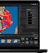 جهاز MacBook Pro، تطبيق Final Cut Pro، لوحة ميزة Auto Mask، تم تحديد فئة الأشخاص، فئات إضافية: البشرة، البشرة والوجه، الشعر، الفم، متسلق يرتدي ملابس بدرجات من اللون الأحمر ويتسلق منحدراً صخرياً على خلفية سماء زرقاء