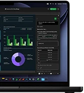 جهاز MacBook Pro‏، برنامج Xcode، محرر رموز برمجية يعرض تعليقاً كما يلي: الرجاء توصيل التطبيق بنظام Apple Intelligence، معاينة في iPhone، تطبيق Quantum College Hospital، يظهر نص كما يلي: رحّب بمساعدك في الجدولة ، أزرار هي: عرض المناوبات المتوفرة، تبديل المناوبة التالية