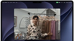 مكالمة فيديو على MacBook Pro تظهر فيها امرأة تعرض أقمشة لشخصين في المكالمة، بينما يبقيها نمط 