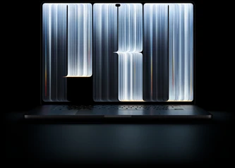 جهاز MacBook Pro مع شاشة PROLED XDR، لون أسود فلكي، الشاشة تعرض أجساماً على شكل شرائط مزينة بكثافة بخطوط متوهجة متفاوتة العرض تشكل معاً كلمة Pro‏