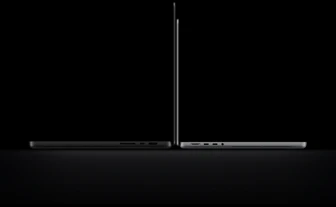 جهاز MacBook Pro مقاس 16 إنش مع شاشة PROLED XDR، الغطاء مفتوح، لون أسود فلكي، الجهة الخارجية الجانبية اليمنى مع ثلاثة منافذ، نص: 1.82 كلغ، جهاز MacBook Pro مقاس 14 إنش مع شاشة PROLED XDR، الغطاء مفتوح، لون فضي، الجهة الخارجية الجانبية اليسرى مع أربعة منافذ، نص: 1.38 كلغ