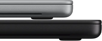 جهاز MacBook Pro مقاس 14 إنش مع شاشة PROLED XDR، لون فضي، موضوع فوق موديل مقاس 16 إنش، لون أسود فلكي، لإبراز اختلاف المقاس