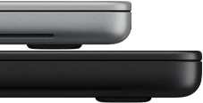 جهاز MacBook Pro مقاس 14 إنش مع شاشة PROLED XDR، لون فضي، موضوع فوق موديل مقاس 16 إنش، لون أسود فلكي، لإبراز اختلاف المقاس