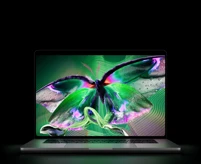 جهاز MacBook Pro مع شاشة PROLED XDR‏، الغطاء مفتوح، لون فضي، الشاشة تعرض صورة غنية بالتفاصيل وعالية التباين مع ألوان زاهية، الشاشة تضيء لوحة المفاتيح
