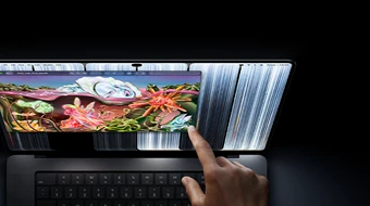 جهاز MacBook Pro مع شاشة PROLED XDR، لون أسود فلكي، مستخدم يغيّر حجم نافذة على الشاشة بطرف إصبعه