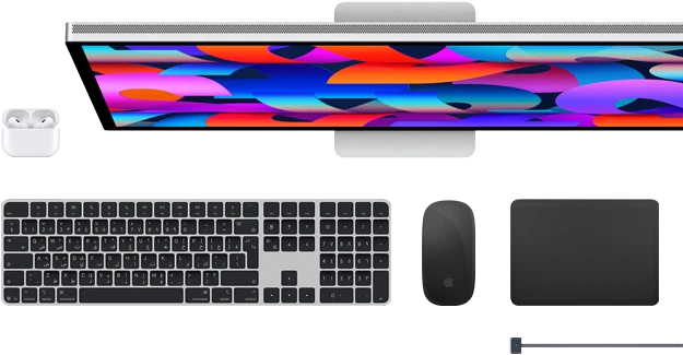 اكسسوارات Mac: سماعات AirPods، وشاشة Studio Display، ولوحة مفاتيح ماجيك، وماجيك ماوس، ولوحة تعقب ماجيك، وكابل شحن MagSafe باللون الأسود الفلكي
