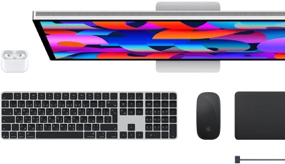 اكسسوارات Mac: سماعات AirPods، وشاشة Studio Display، ولوحة مفاتيح ماجيك، وماجيك ماوس، ولوحة تعقب ماجيك، وكابل شحن MagSafe باللون الأسود الفلكي