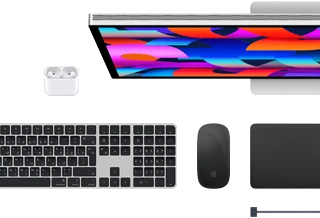 اكسسوارات Mac: سماعات AirPods، وشاشة Studio Display، ولوحة مفاتيح ماجيك، وماجيك ماوس، ولوحة تعقب ماجيك، وكابل شحن MagSafe باللون الأسود الفلكي