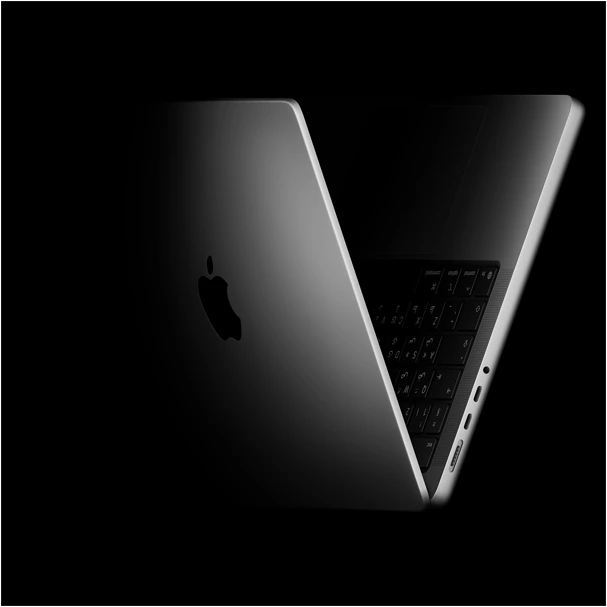 جهاز MacBook Pro مفتوح على شكل حرف V في إشارة إلى عائلة شريحة M5‏